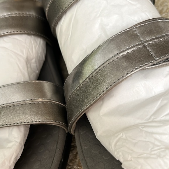 Vionic Silver Gray Velcro Sandal, Size 8 - Picture 2 of 4